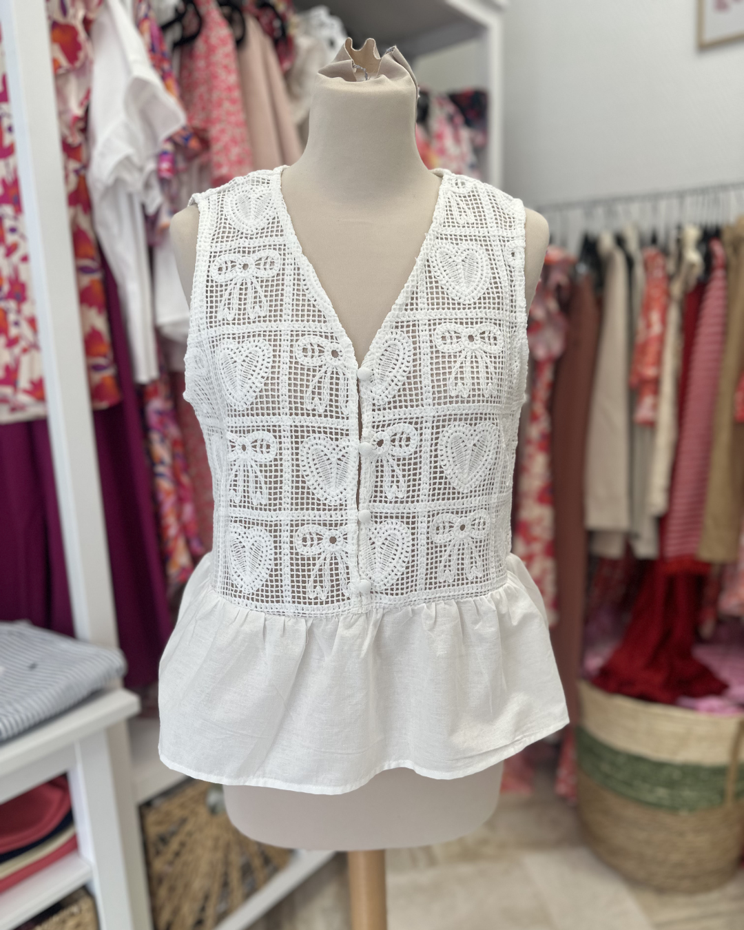 Top blanc motifs cœurs et nœuds