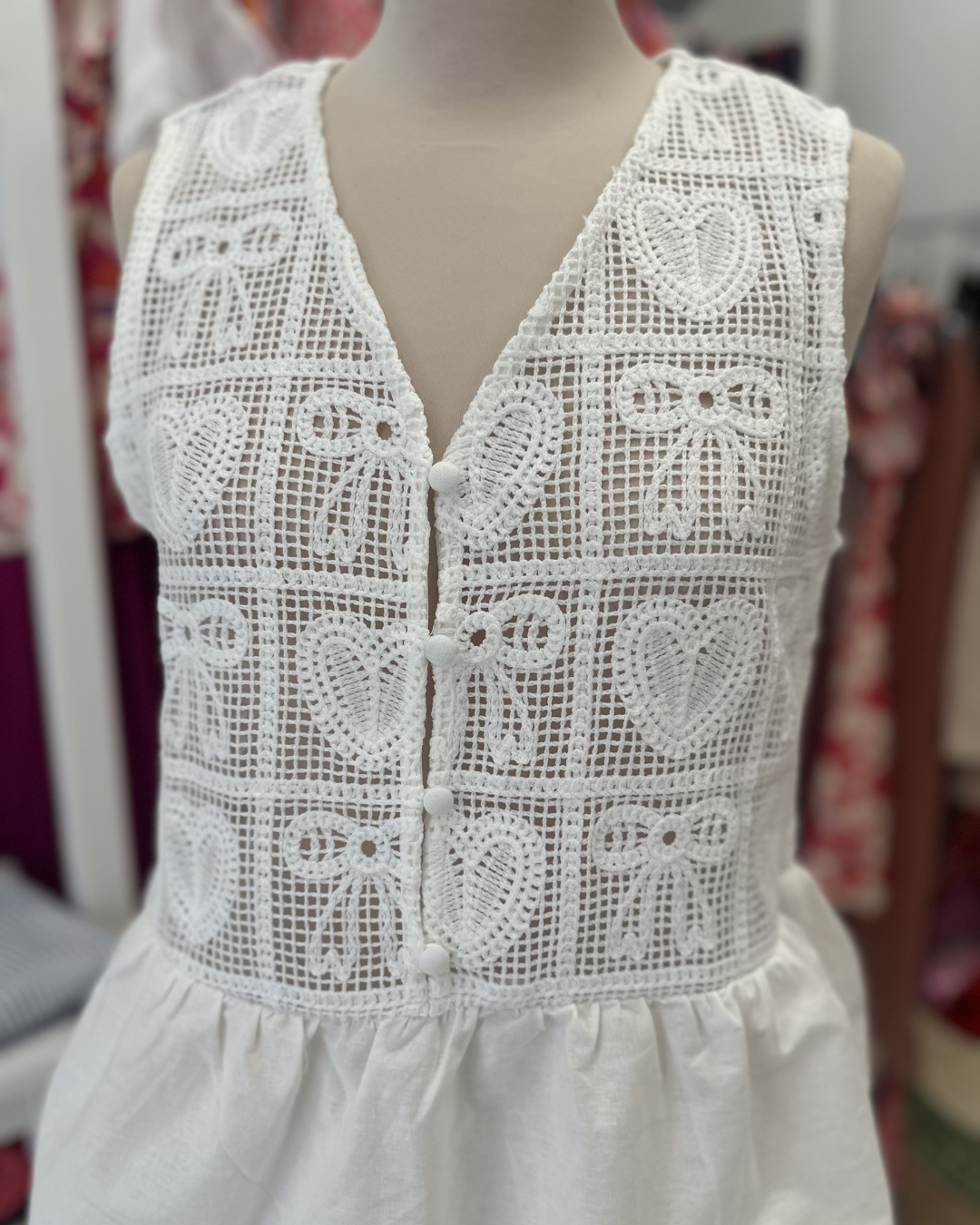 Top blanc motifs cœurs et nœuds