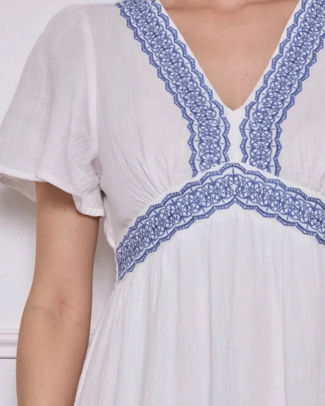 Robe blanche broderie bleue
