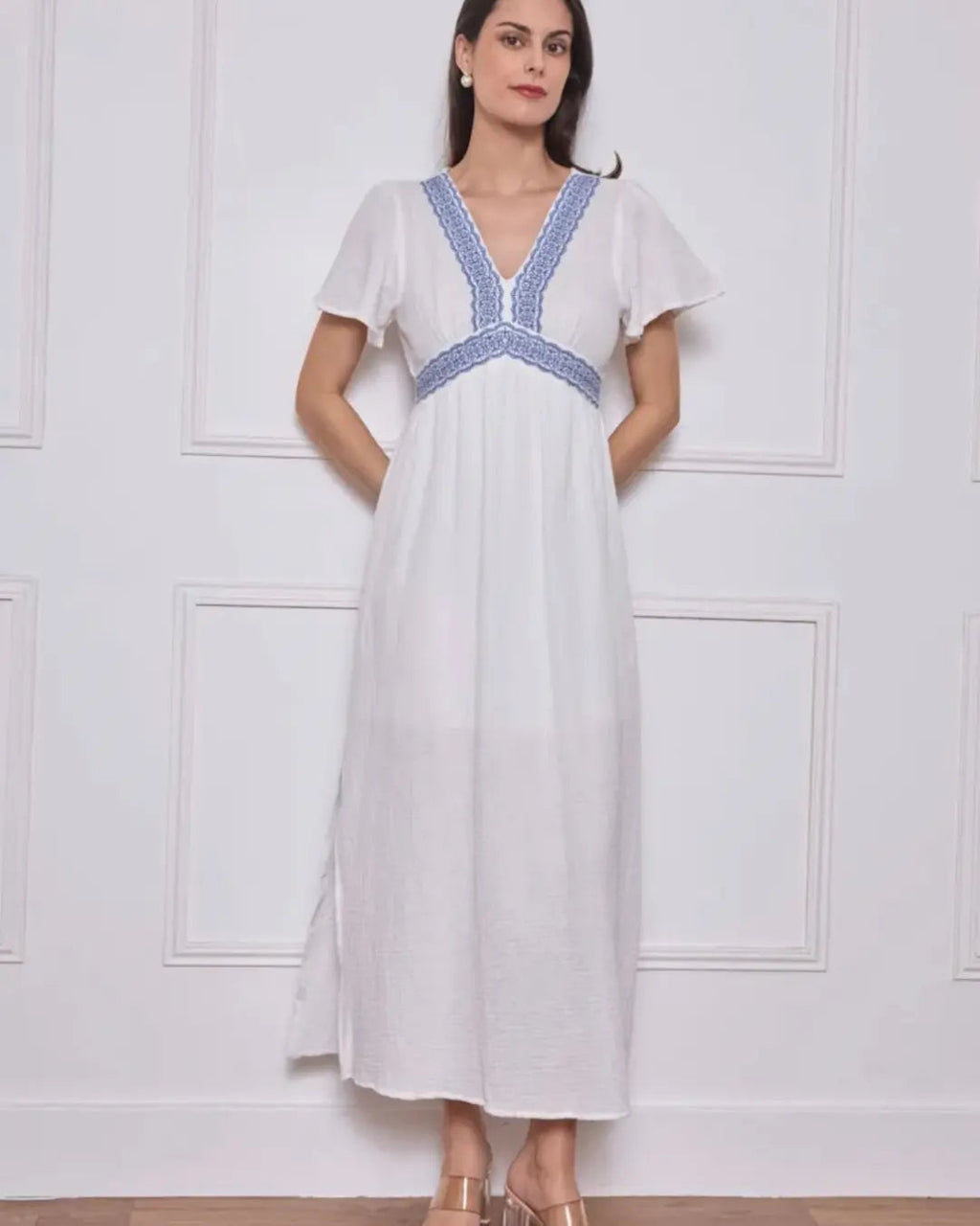 Robe blanche broderie bleue